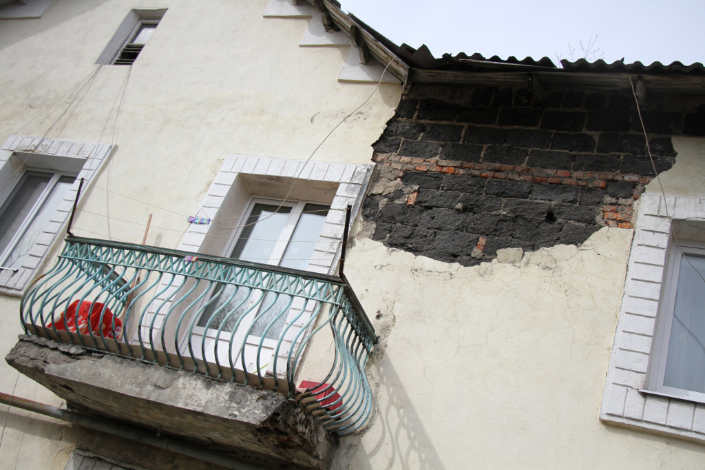 Рядом с балконом квартиры Ирины Коняхиной не так давно обвалилась часть фасада. Фото: Константин Бобылев, "Глобус".