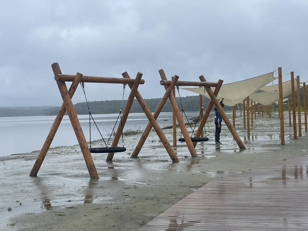 В теневых навесах скапливается вода. Фото: Анна Куприянова, "Глобус"