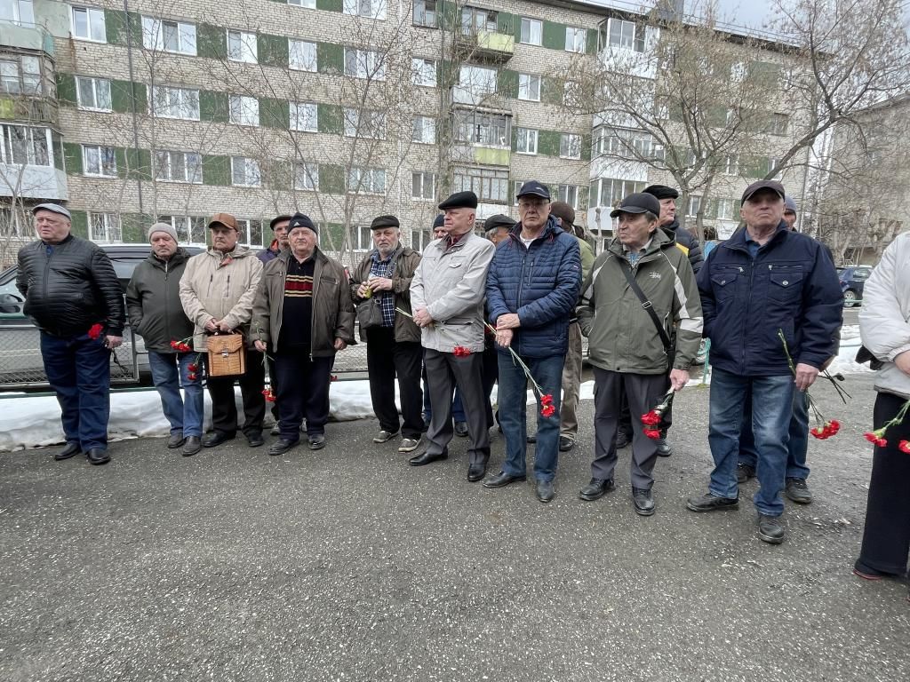 В руках люди держали алые гвоздики. Фото: Анна Куприянова, "Глобус"
