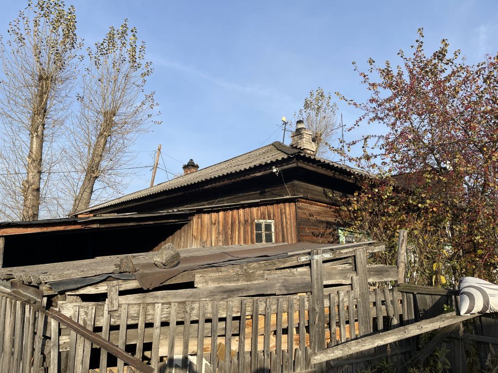 Жители дома №16 по улице Угольной мечтают о скором расселении и квартирах с удобствами. Фото: Анна Куприянова, "Глобус"