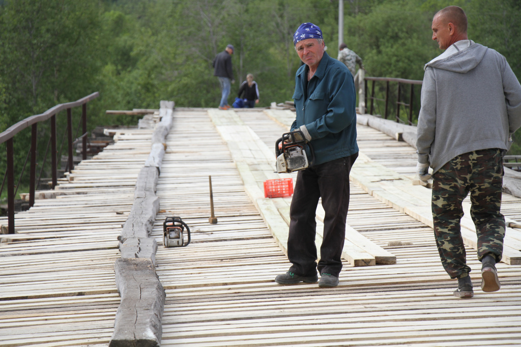 Люди самостоятельно заменили деревянный настил моста. Фото: Константин Бобылев, "Глобус".