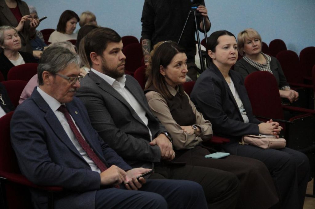 На встрече присутствовали советник главы Дмитрий Егоров, заместитель мэра Александр Вовяков, начальник Управления образования Анастасия Рагозина и директор школы Татьяна Широких. Фото: Константин Бобылев, "Глобус"