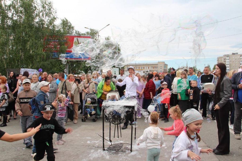 Погода была солнечной. Это позволило людям насладиться прогулкой по "Арбату". Фото: Анна Куприянова, "Глобус"