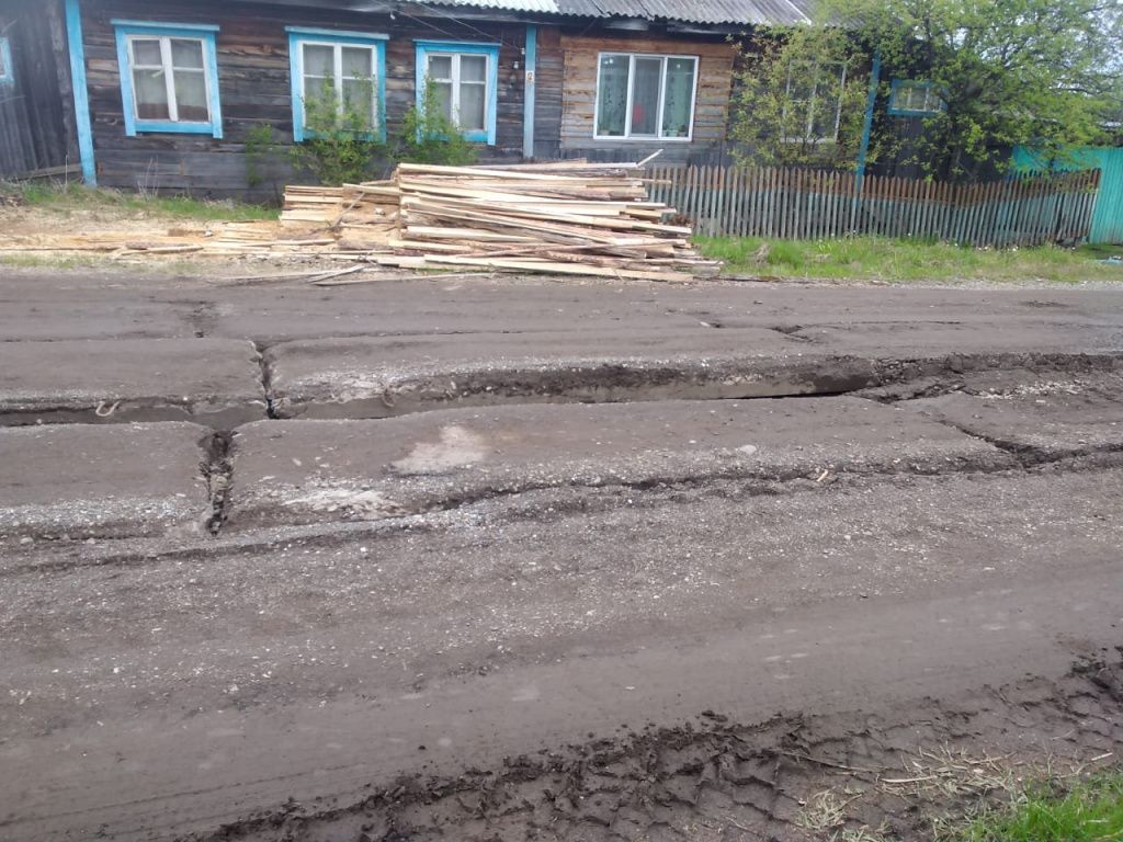 Перекошенные плиты на дороге улицы Комсомольской. Фото: Анастасия Романова