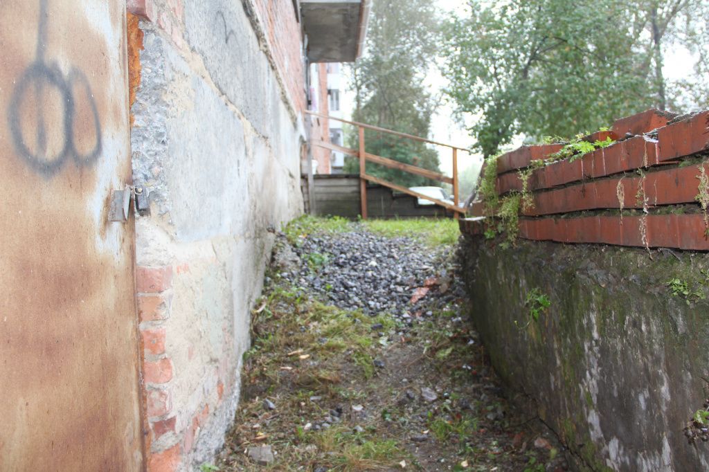 Спуск в подвал жительница дома назвала "убийственным". Фото: Анна Куприянова, "Глобус"