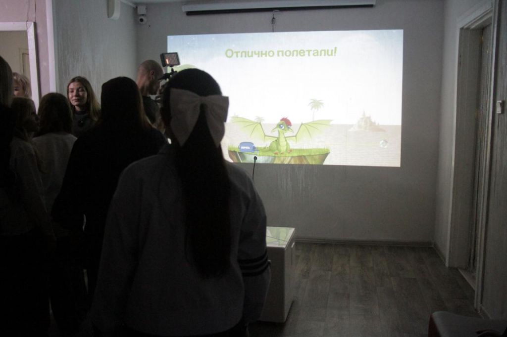 В интерактивном кубе, который проецирует изображение на стену и считывает движения ребят, более 500 программ. Фото: Константин Бобылев, "Глобус"