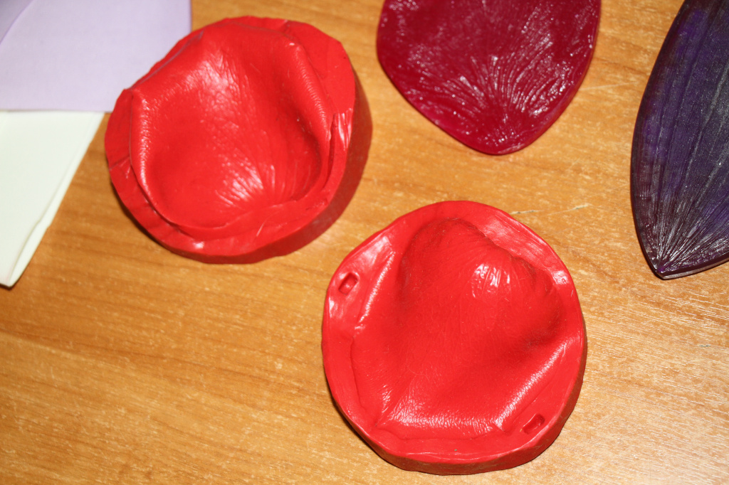 Молды из силикона используют для придания формы лепесткам. Фото: Константин Бобылев, "Глобус"