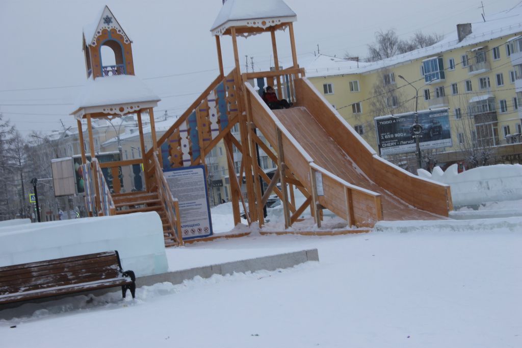 Несмотря на тридцатиградусный мороз, некоторые детишки со взрослыми пришли покататься на горках. Фото: Мария Чекарова, "Глобус"