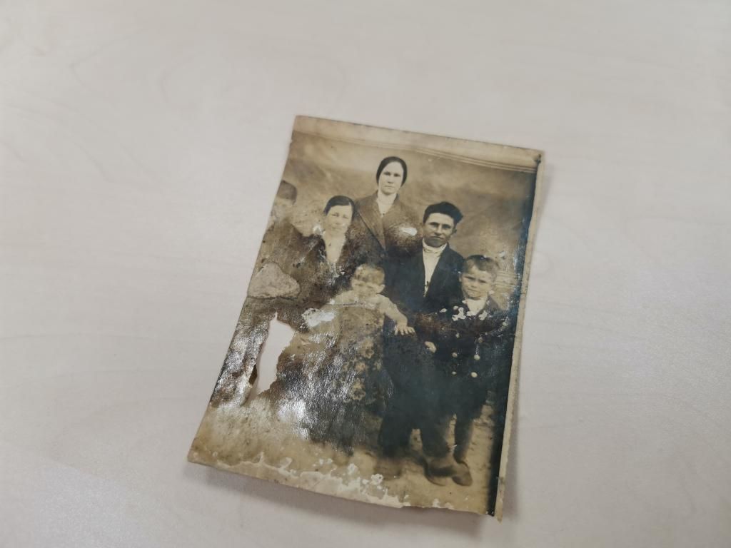 Галина Дмитриевна нашла только одну детскую фотографию мужа. Саша Маркин - крайний справа. Фото: Константин Бобылев, "Глобус"