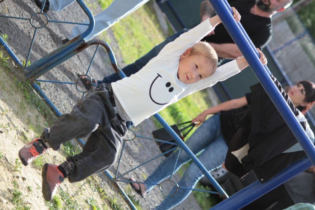 Юные зрители старались повторить элементы участников соревнований. Фото: Константин Бобылев, "Глобус"