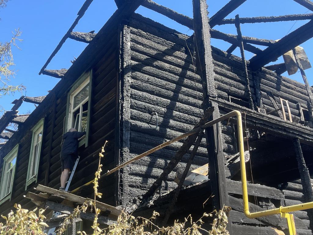 За уцелевшим имуществом люди залазили в окно, с помощью лестницы. Фото: Анна Куприянова, "Глобус"