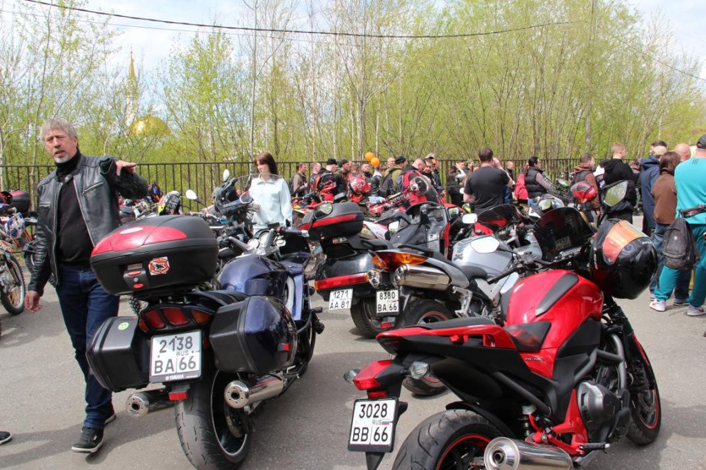 На автодроме образовалась стихийная парковка мотоциклов. Фото: Анна Купряинова, "Глобус"