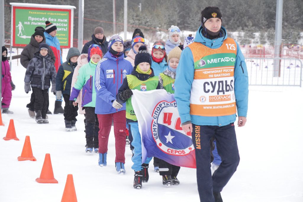 На гонку заявились 173 человека. Спортсменов на парад вывел главный судья Константин Кузнецов. Фото: Константин Бобылев, "Глобус"