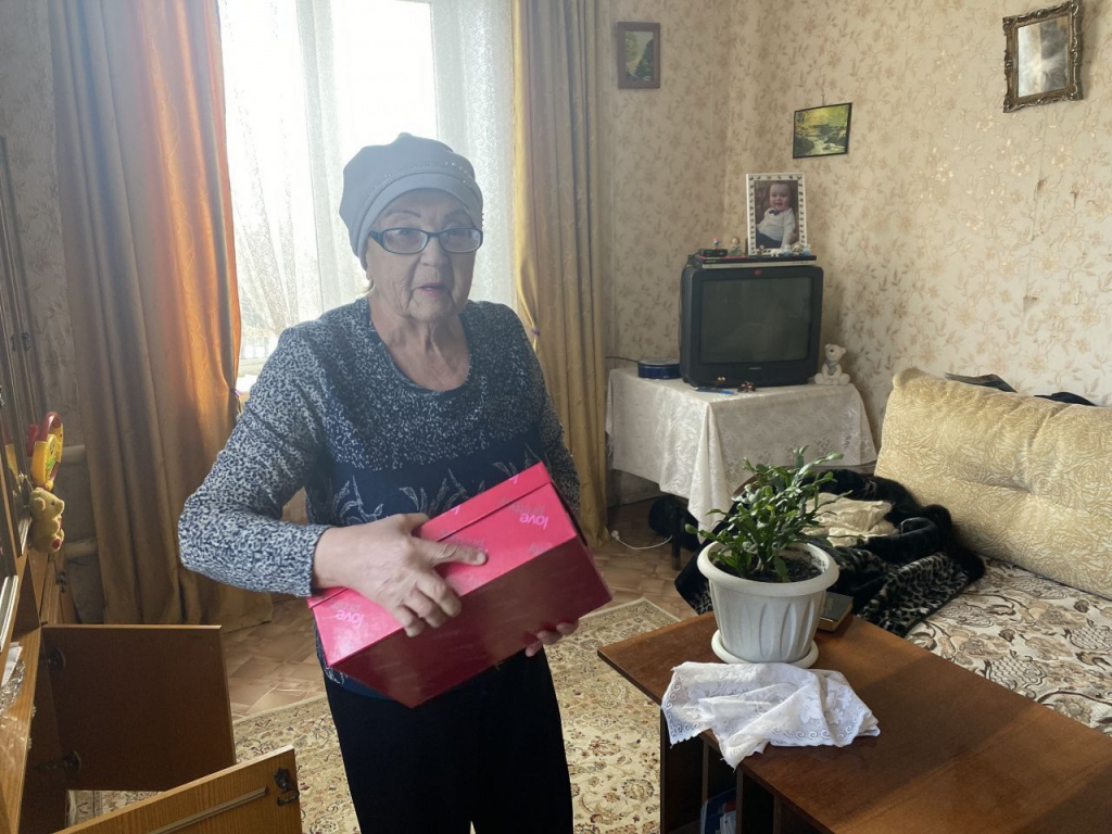 Людмила Рамодина успела схватить коробку с документами. Фото: Анна Куприянова, "Глобус"
