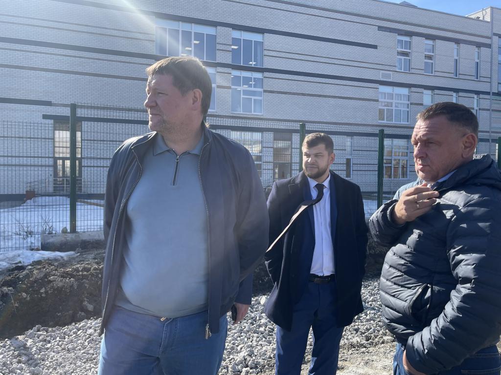Осматривая территорию, Сергей Бидонько сказал, что задач стоит много. Фото: Анна Куприянова, "Глобус"