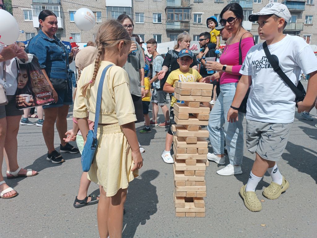 На "Арбате" было много площадок с играми, например, гигантская Дженга. Фото: Мария Чекарова, "Глобус" На "Арбате" было много площадок с играми, например, гигантская Дженга. Фото: Мария Чекарова, "Глобус"