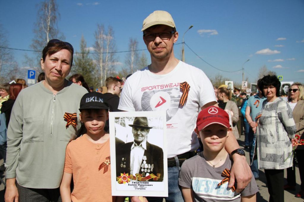 Семья Гизатулиных первый раз участвует в шествии бессмертного полка. Фото: Константин Бобылев, "Глобус"