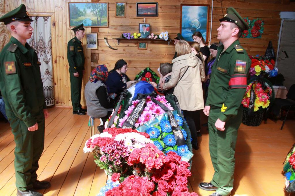 У гроба - почетный караул и близкие родственники покойного. Фото: Константин Бобылев, "Глобус"