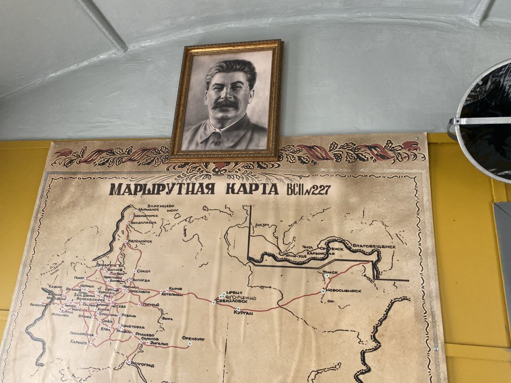 На стенах штабного вагона висят старые схемы и портреты Иосифа Сталина. Фото: Анна Куприянова, "Глобус"
