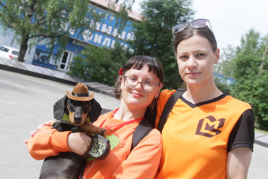 Ольга Чабанова и Юлия Кравцова с Тотшей непервый рз участвуют в прогулке. Фото: Константин Бобылев, "Глобус"