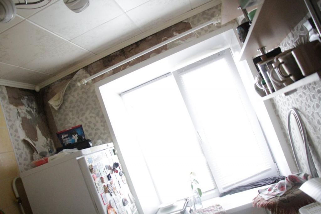 На кухне в квартире евгения Рязанцева отвалились промокшие обои. Фото: Константин Бобылев, "Глобус"