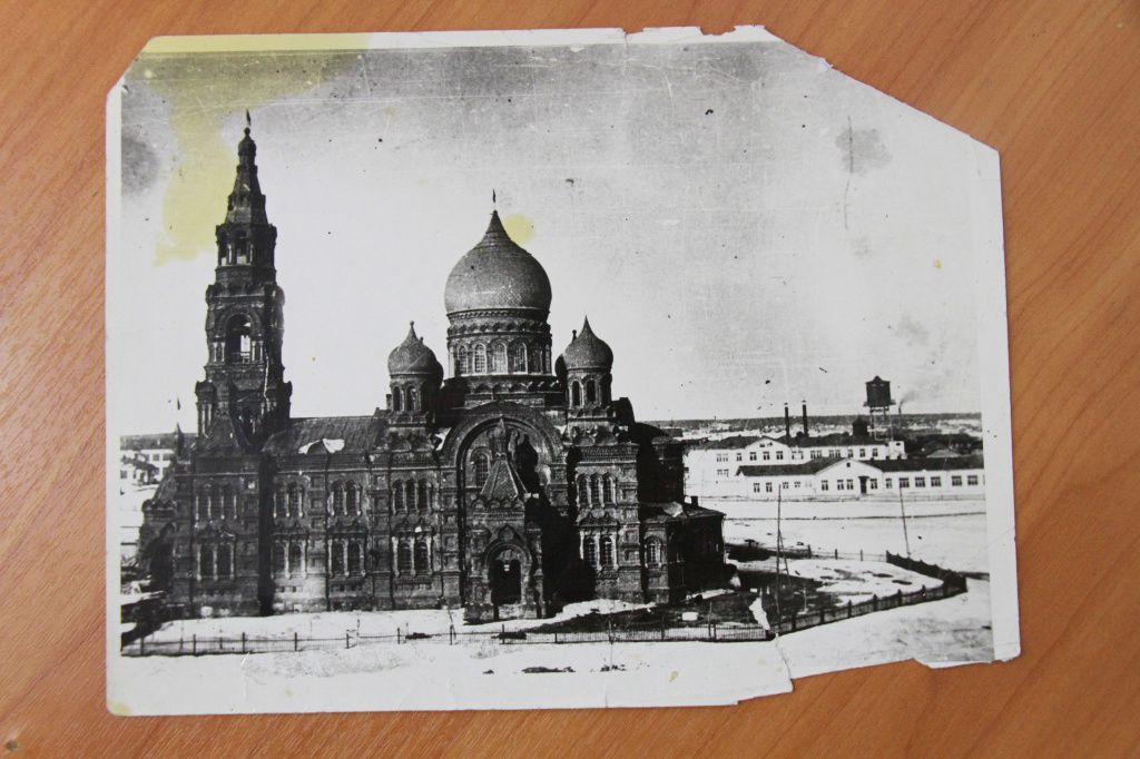 В фондах Сервоского исторического музея сохранились фото собора до его разрушения. Фото: Константин Бобылев, "Глобус"
