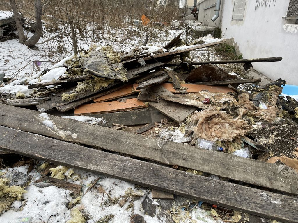 После работ "Вертикаль" оставила кучу мусора. Фото: Анна Куприянова, "Глобус"