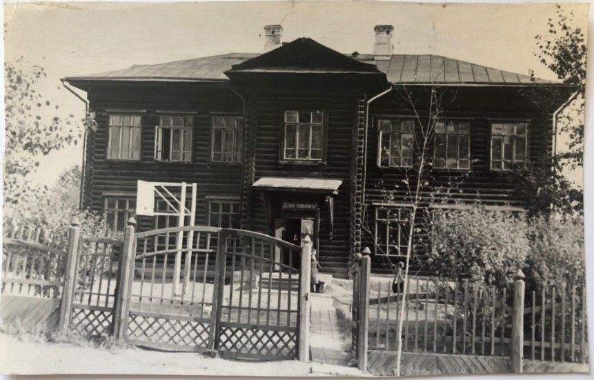 На месте школы построили Дом быта "ЭРА". Фото из фондов Серовского исторического музея, с сайта goskatalog.ru