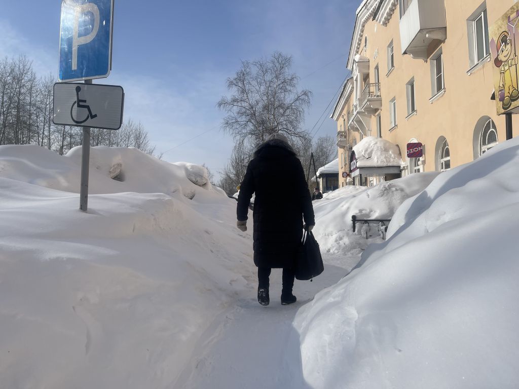 Вдвоем по заснеженному тротуару не пройти. Фото: Анна Куприянова, "Глобус"