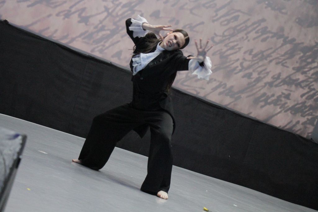 Мирослава Хорошилова, ученица школы №21 танцевала в образе Пушкина под "Руслана и Людмилу". Фото: Константин Бобылев, "Глобус"