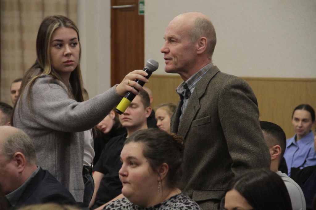 Про строительство Центра бокса спросил тренер-преподаватель отделения бокса Спортивной школы имени Л.П. Моисеева Виктор Столяров. Фото: Константин Бобылев, "Глобус"