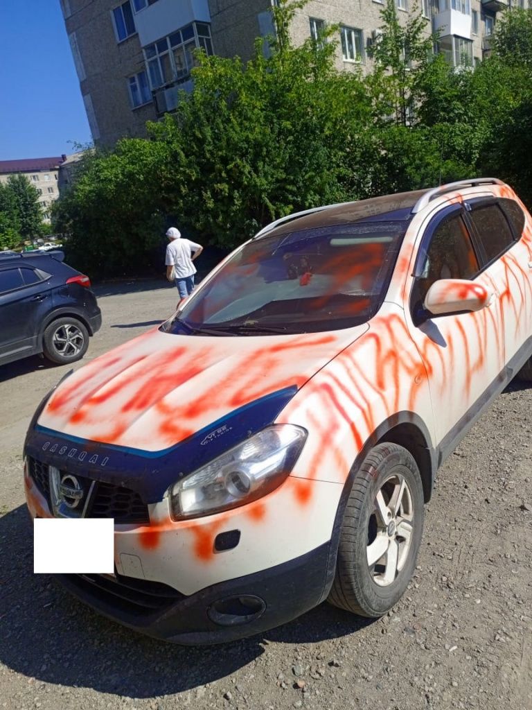 Автомобиль придется перекрашивать полностью. Фото предоставлено человеком, попросившем не называть его имя в СМИ
