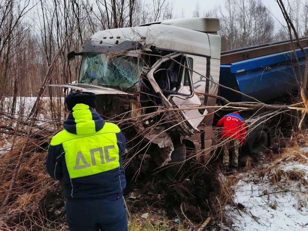 Авария произошла на 347 километре автодороги "Екатеринбург-Серов". Фото: Госавтоинспекция Серова