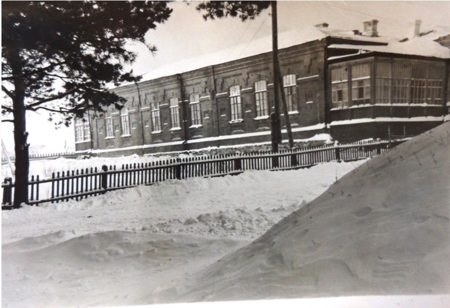 Здание земской больницы. Фото из фондов Серовского исторического музея, с сайта goskatalog.ru