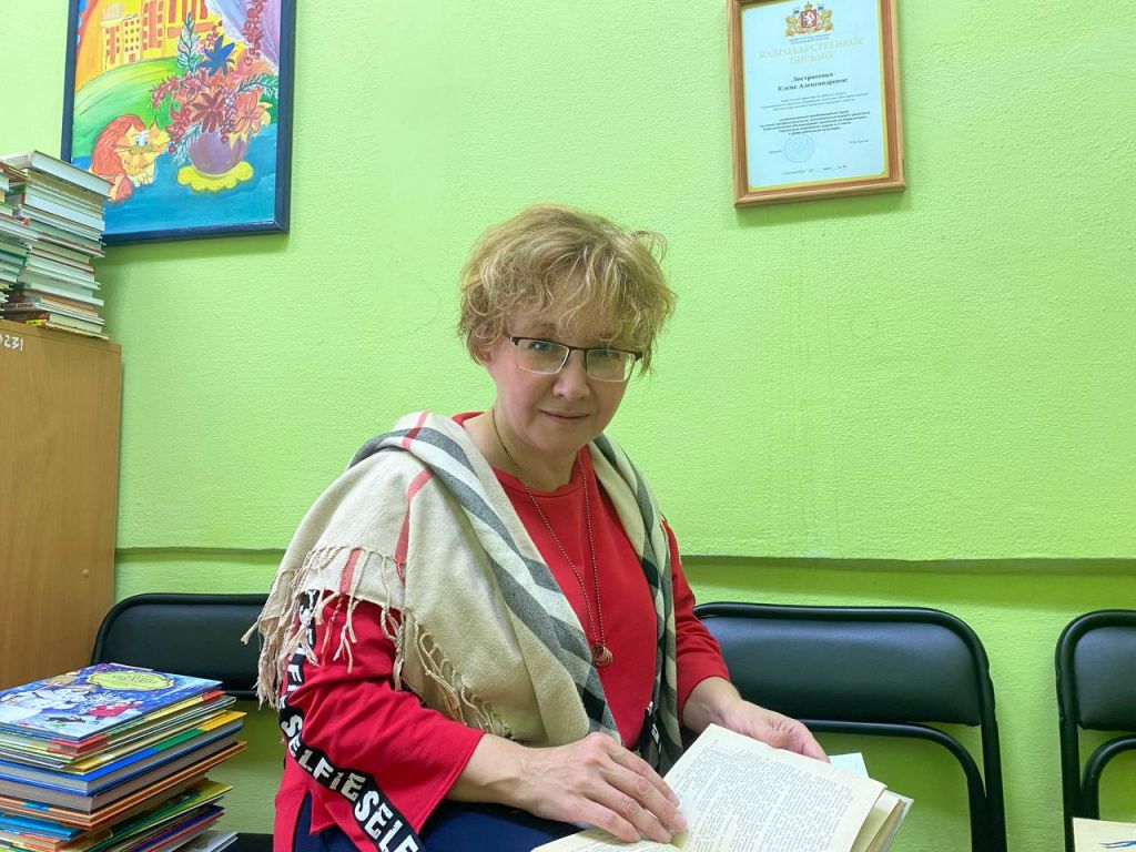 На "День чтения" Лариса Артемова принесла книги из личной библиотеки. Фото: Анна Куприянова, "Глобус"