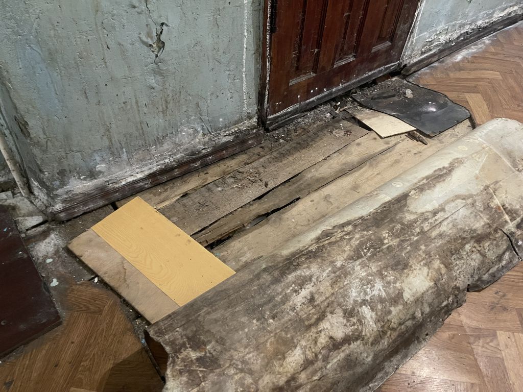 У стен половицы прогнили. Жители говорят - из-за конденсата, который капает с трубы под потолком. Фото: Анна Куприянова, "Глобус" У стен половицы прогнили. Жители говорят - из-за конденсата, который капает с тубы под потолком. Фото: Анна Куприянова, "Глобус"