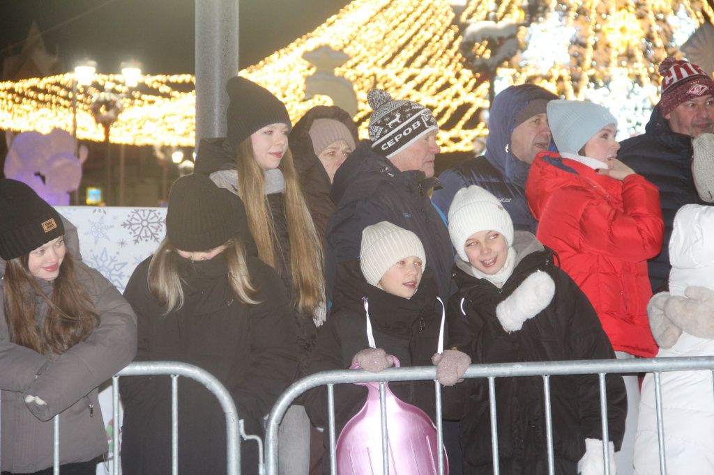 Зрители смотрели за гонкой, стоя за забором. Фото: Анна Куприянова, "Глобус"