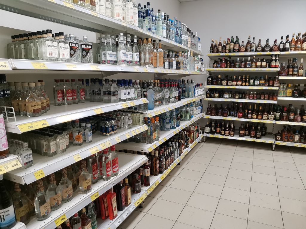 По информации, распространяемой в социальных сетях, мужчина атаковал витрину с алкоголем. Фото: Константин Бобылев, "Глобус"