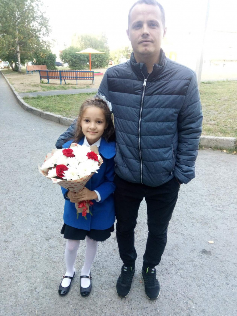 В сентябре 2018-го папа провожал Дарину в первый класс. Она была очень рада, но зимой все резко изменилось... Фото: семейный архив Новоселовых