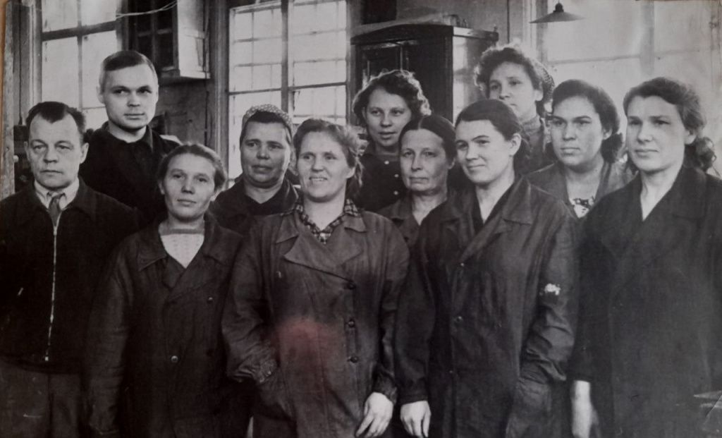 Бригады ручных наборщиков, 1959 год. Галина Георгиевна Полуэктова – в первом ряду, вторая слева. Фото из архивного альбома серовской типографии