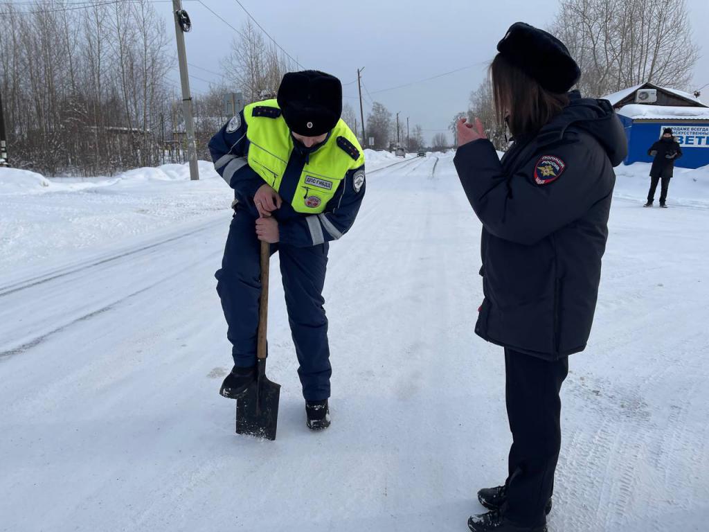 На перекрестке улиц Углежогов и Лизы Чайкиной комиссия выявила снежный накат высотой 2 сантиметра. Фото: Анна Куприянова, "Глобус"