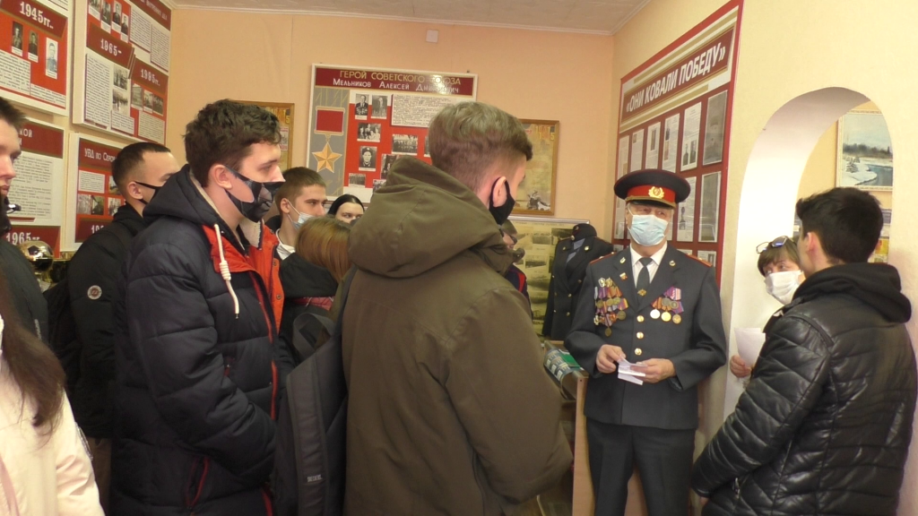 Перед студентами в музее выступил майор милиции в отставке Анатолий Кузнецов. Фото: полиция Серова