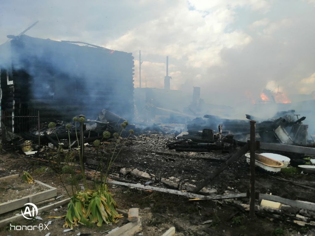 Огонь уничтожил все постройки на площади 150 квадратных метров. Фото: Андрей Пестриков