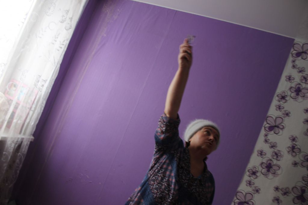 Ольга Геннадьевна переживает, что вода опять ей испортит натяжной потолок. Фото: Мария Чекарова, "Глобус"