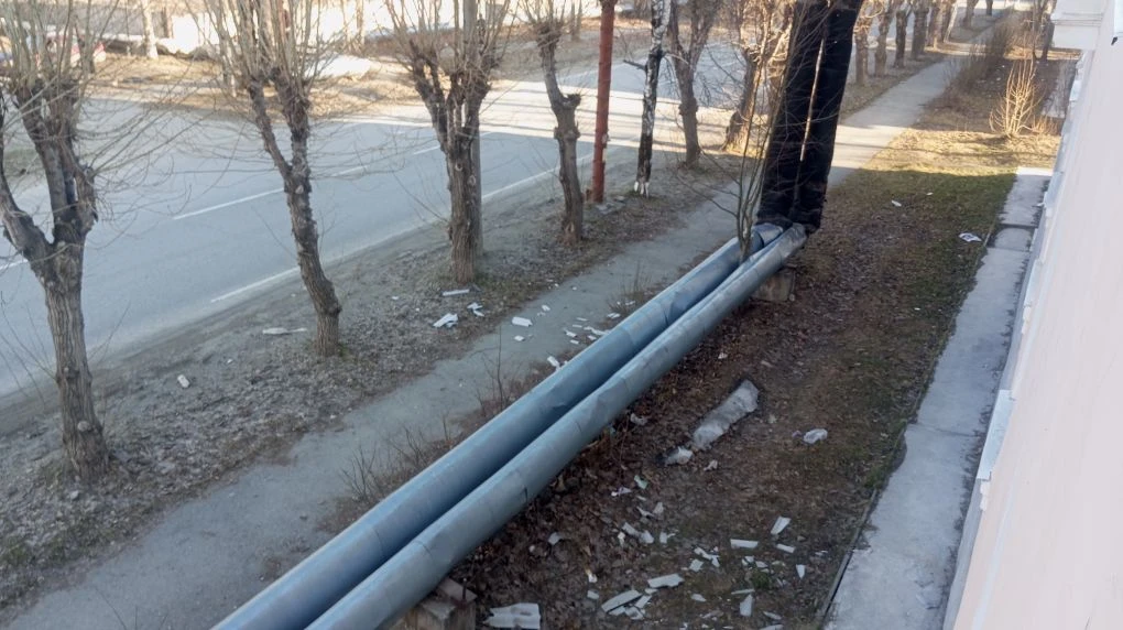 На обломки шифера мужчина обратил внимание 17 апреля. Фото: Анна Куприянова, "Глобус"