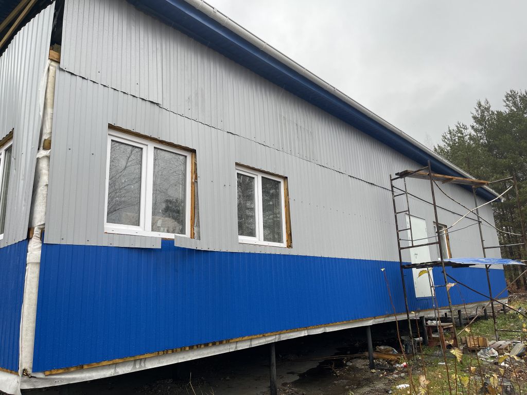 У наружных стен морга стоят строительные леса. Фото: Анна Куприянова, "Глобус"