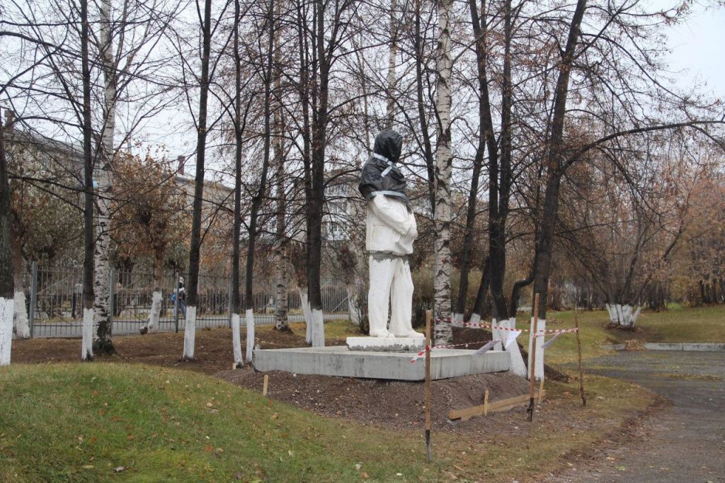 Памятник Горькому из сквера ДКМ сначала переместили на задворки Дворца, после - к школе №27. Фото: Мария Постникова, архив "Глобуса"