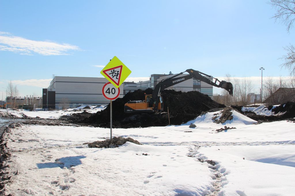 В разных частях улицы Короленко работала спецтехника. Фото: Анна Куприянова, "Глобус"