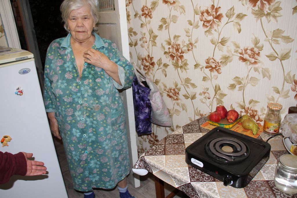 88-летняя Люция приобрела плитку. Фото: Константин Бобылев, "Глобус"