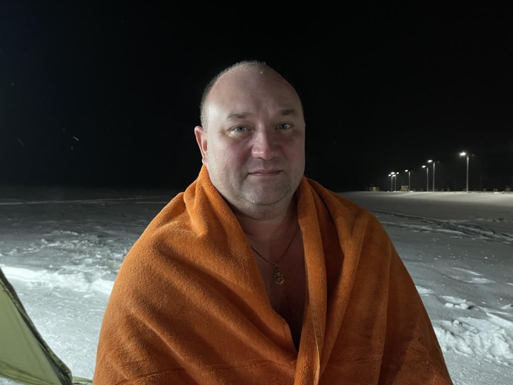 Главврач Серовской городской больницы Иван Болтасев отметил, что в воду заходить нехолодно. Фото: Анна Куприянова, "Глобус"